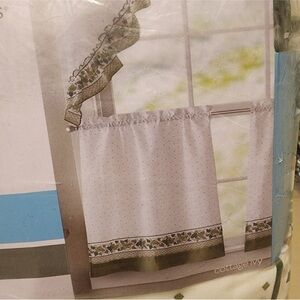 Small Window Curtain 3 pieces Set White and Green